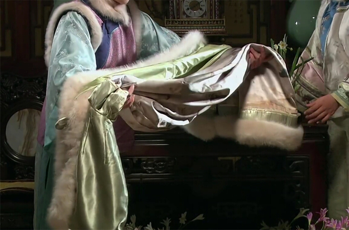 《甄嬛传》中对于“天水碧”色斗篷的演绎