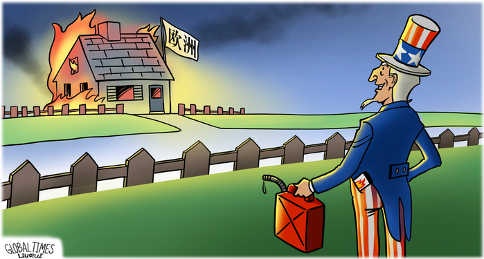 ▲ 美国在乌克兰危机中不断煽风点火，加剧紧张局势，自己却在大西洋彼岸隔岸观火。 （漫画｜刘蕊）