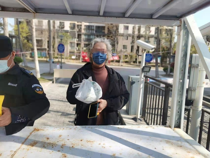 老人收到急需的药品