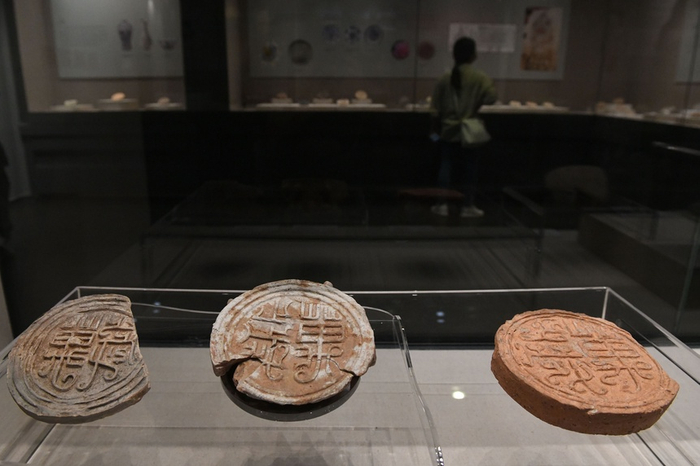 展览现场展出的南越国“万岁”文字瓦当