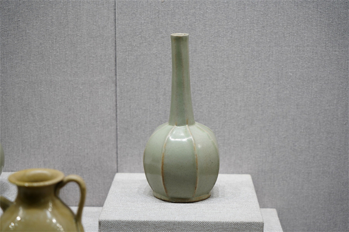 越窑秘色瓷八棱净瓶