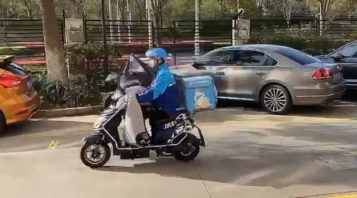 外卖骑手正在送药途中