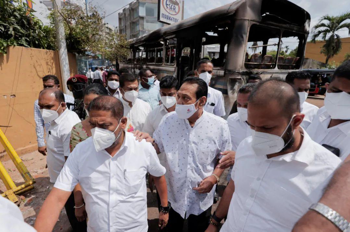 当地时间4月1日，斯里兰卡科伦坡，民众举行示威，抗议政府应对经济危机不力。图为斯里兰卡总理抵达现场。/IC photo