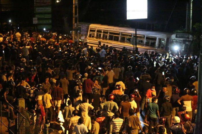 当地时间3月31日，斯里兰卡科伦坡，示威者在总统私宅附近举行抗议活动。 /IC photo