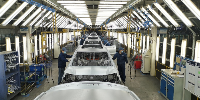 车身车间表调工段，检查白车身表面。图片来源：上汽集团