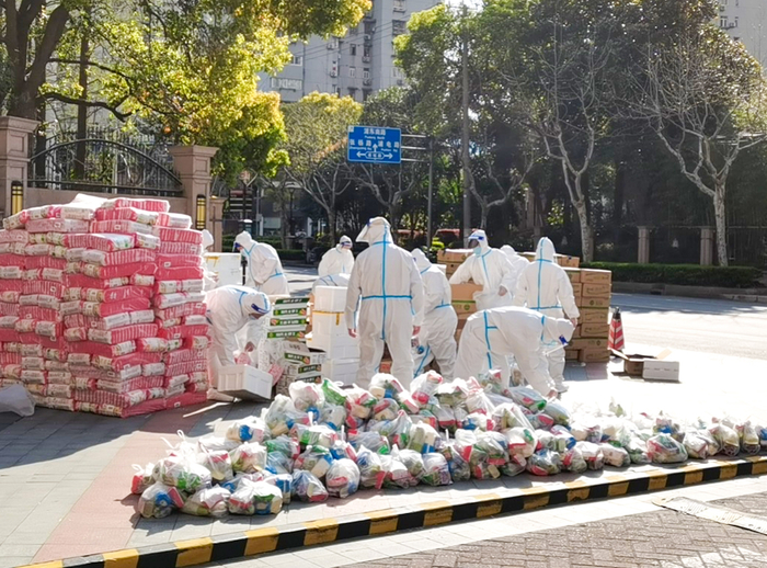 小区志愿者配送生活物资。