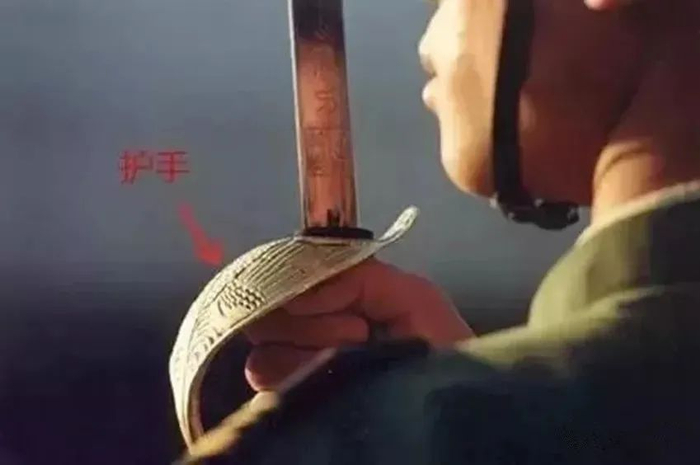 天下第一刀,名满天下的的92式指挥刀到底长啥样?|香港|刀鞘|国旗|刀身|合金_新浪新闻