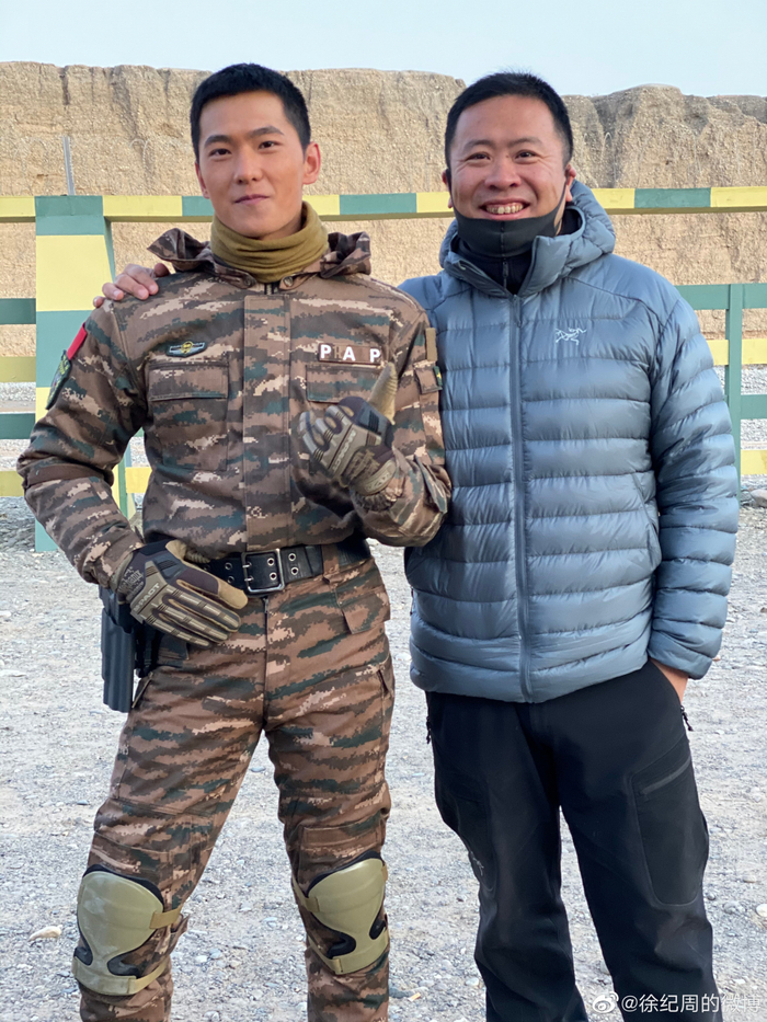 ▲导演徐纪周和杨洋在片场合影