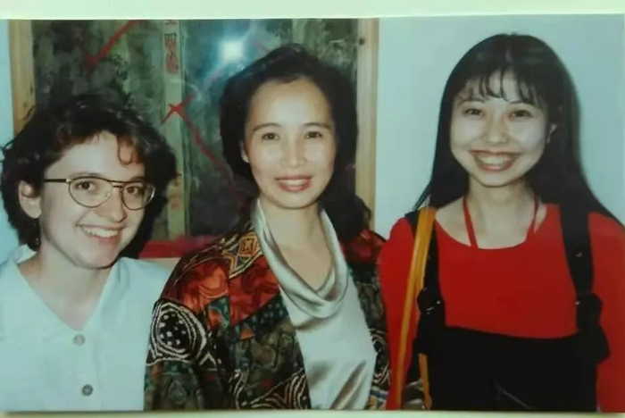 上世纪90年代，田惠萍（图中）和星星雨志愿者的合影。受访者供图