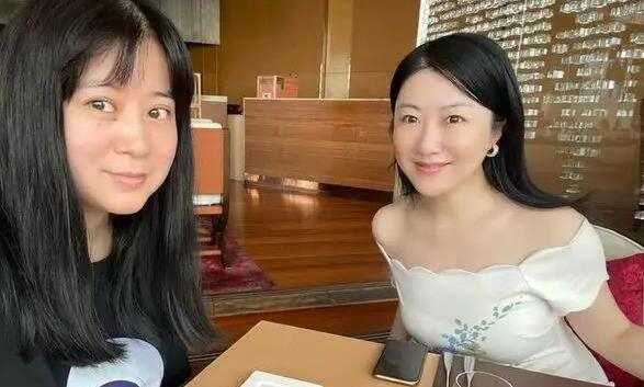 《新老娘舅》节目搭档杨蕾与张玉霞律师,分享上海居家隔离的生活|酸溜溜_新浪新闻