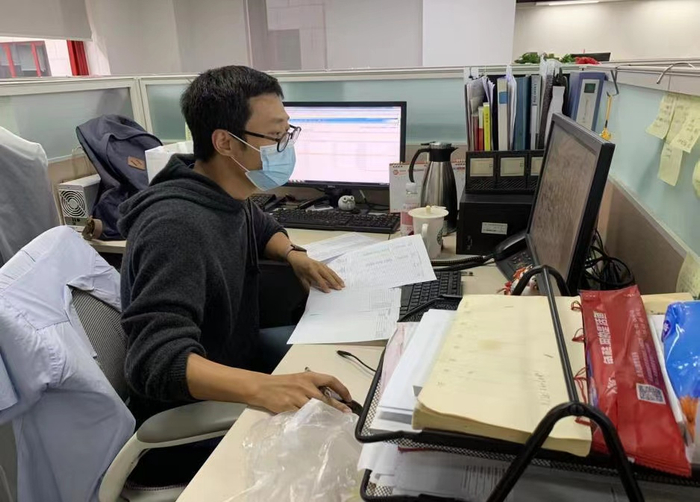 上海证券运营中心工作人员在公司值班 图片来源：上海证券
