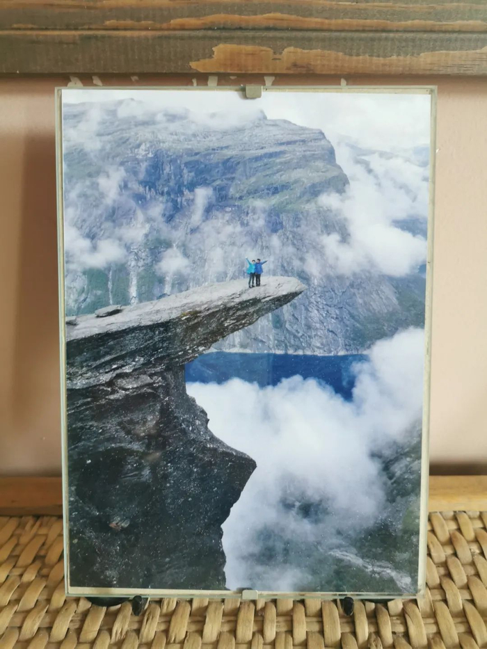 ▲2017年，田惠萍母子在挪威巨舌岩合影。新京报记者 朱清华 摄