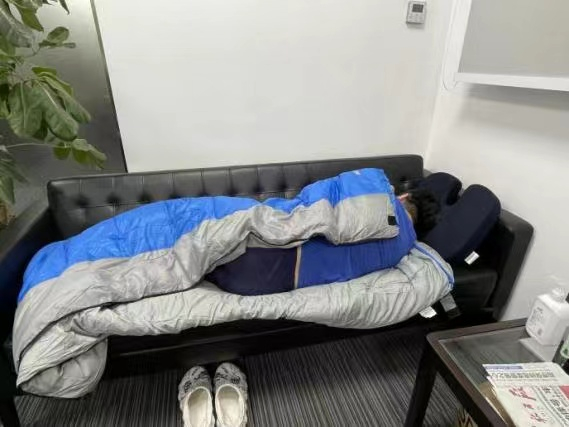 上海证券工程师把公司沙发作为简易床铺休息 图片来源：上海证券