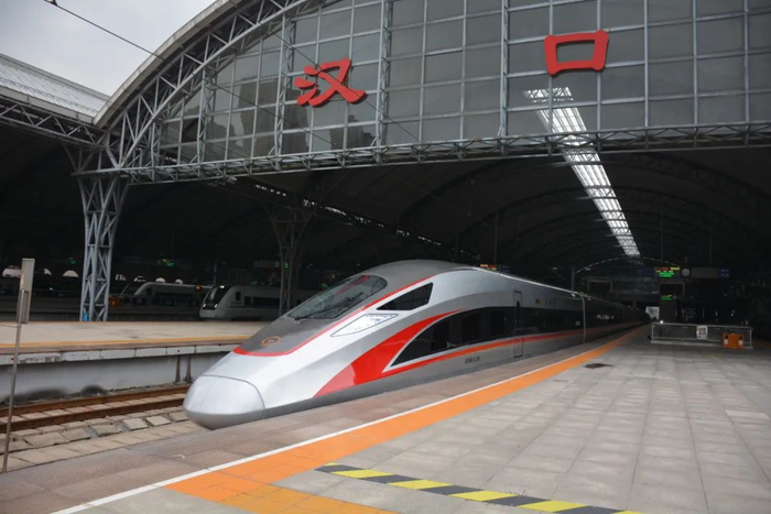 复兴号动车组在汉口站开出