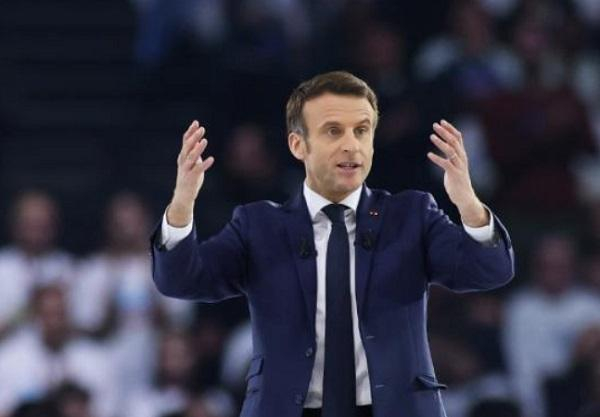 4月2日，法国总统马克龙在巴黎附近的拉德芳斯体育馆出席竞选集会。图源：新华社 