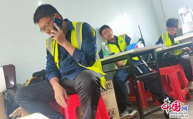 由于过度劳累，鲁瑞山（右二）坐在椅子上睡着了。受访者 供图