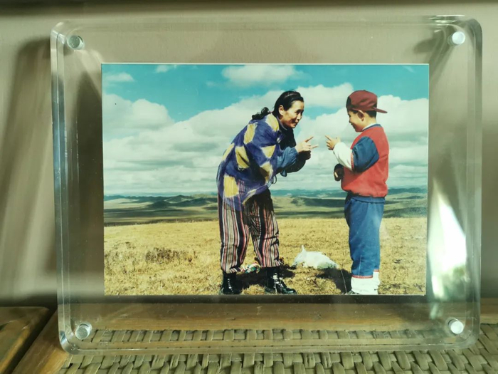 ▲1995年，田惠萍和杨弢在九寨沟，照片如今摆放在田惠萍的卧室。新京报记者 朱清华 摄