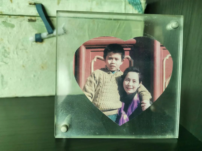 ▲上世纪90年代，田惠萍和杨弢。儿时的杨弢看起来和普通孩子差不多。新京报记者 朱清华 摄