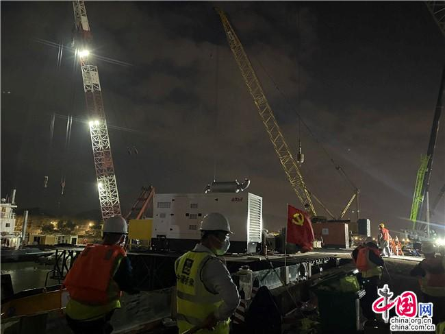 因深圳限行，鲁瑞山只能在晚上组织工人装卸材料。受访者 供图