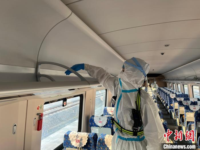 图为民警对动车组进行检查。　磨憨边检站供图