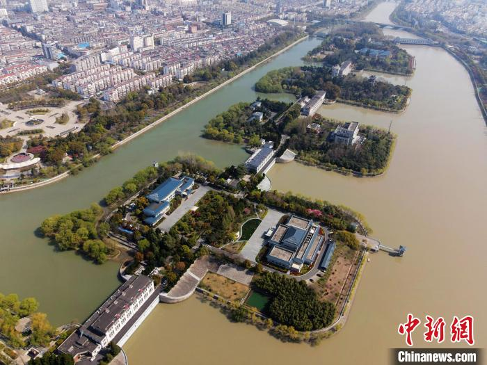 航拍江都水利枢纽，水清岸绿，春景如画。　　孟德龙 摄