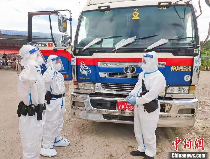 图为畹町边检站民警对人员信息进行查验。　畹町边检站供图