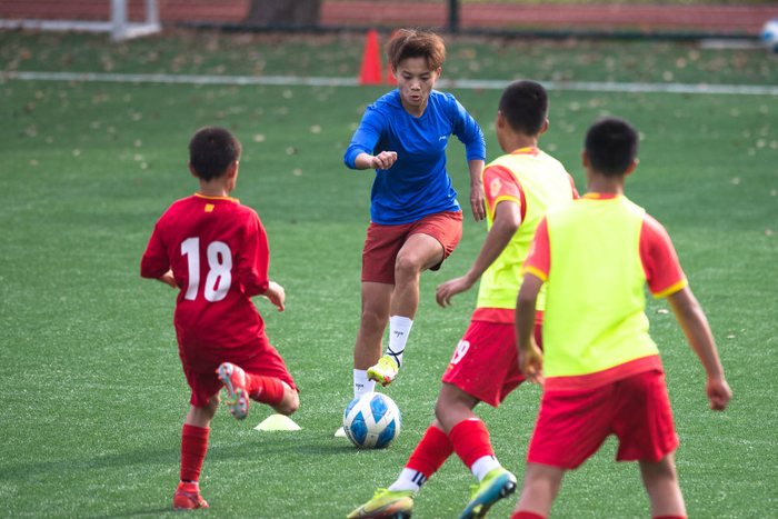 4月6日，王霜（左二）在进行体能康复训练。 新华社记者 肖艺九 摄