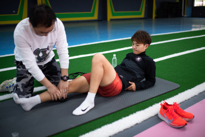 王霜（右）在进行体能康复训练。 新华社记者 肖艺九 摄