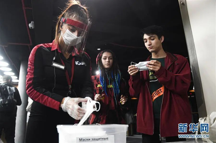 在俄罗斯首都莫斯科，观众进入一家电影院前佩戴口罩。资料图 （叶甫盖尼·西尼岑摄）