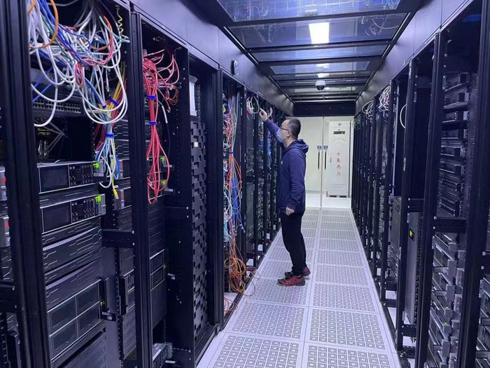 上海证券信息技术部工程师检查机房设备 &nbsp;图片来源：上海证券
