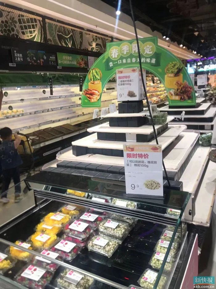 ■天河北盒马鲜生的生鲜货架几乎被清空。