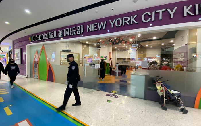 目前，旧宫门店里有工作人员在为家长处理转课手续。 受访者供图