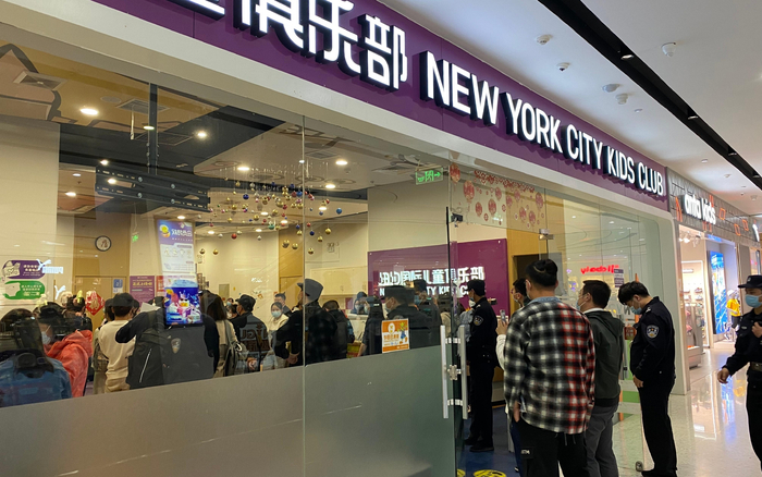 4月7日晚，在得到闭店通知后，家长们纷纷来到门店讨说法。 受访者供图