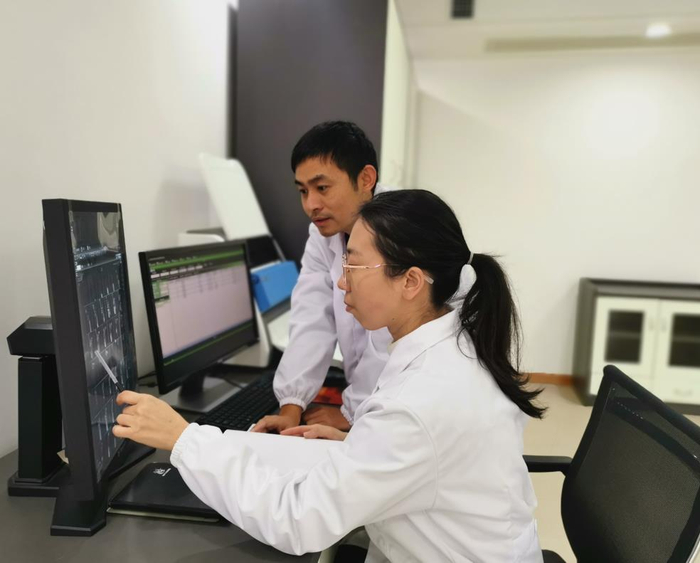 江西省赣州市检察院法医运用专业软件对医学影像片进行测量。
