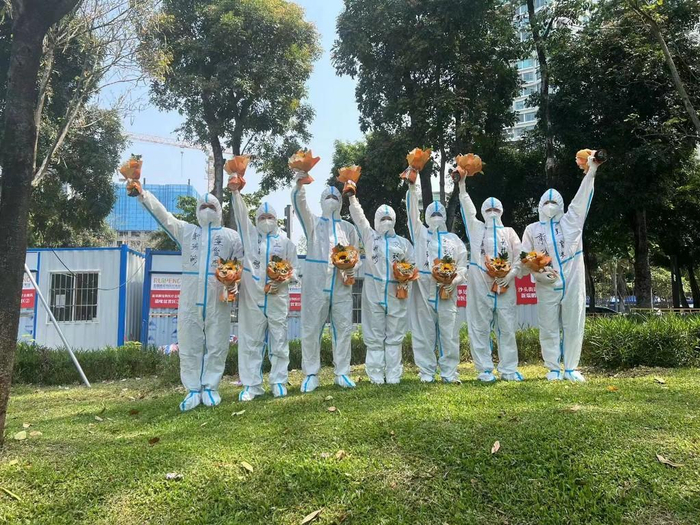 　4月6日，深圳福田区上沙社区塘晏村爱心宠物驿站志愿者合影。受访者供图