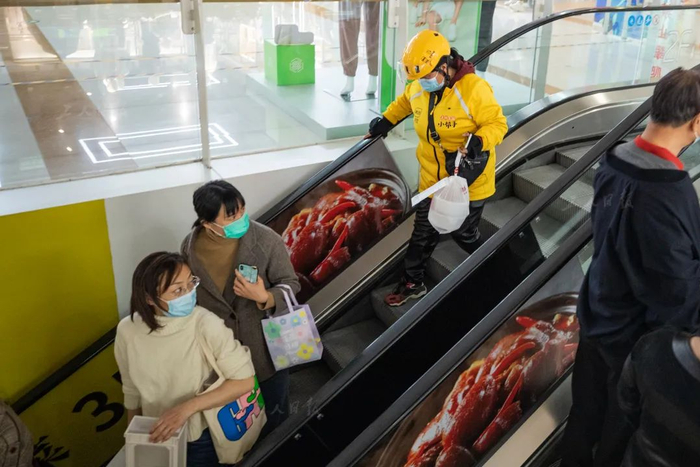 4月4日晚，宋家庄附近的一处商场内，宋开清取餐后一路小跑下电梯。