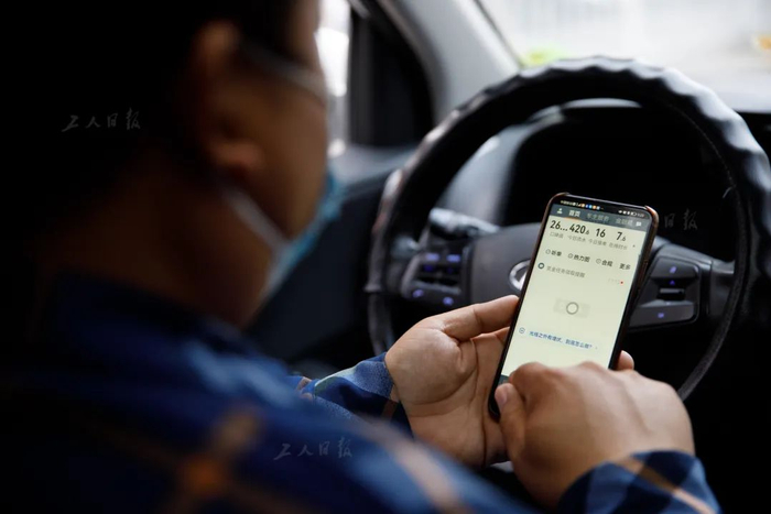 3月30日，临近下班高峰，刘正信正在东三环外的一处写字楼下等单。