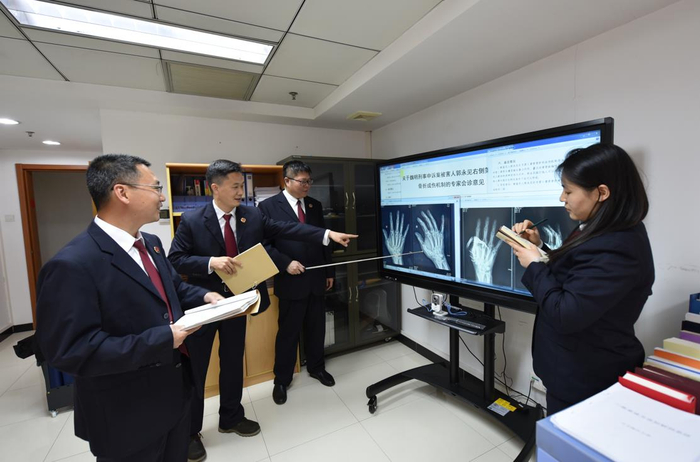 广东省广州市检察院法医分析被鉴定人右手第一掌骨骨折成伤机制。