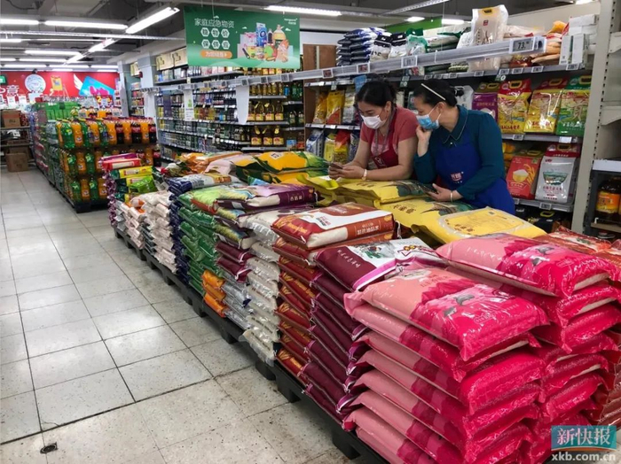 ■天河南路华润万家的米面油存货仍充足。
