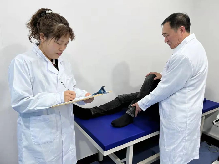 河北省沧州市检察院法医检验被害者伤情。