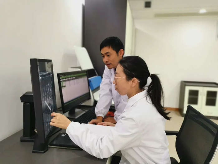 江西省赣州市检察院法医运用专业软件对医学影像片进行测量。