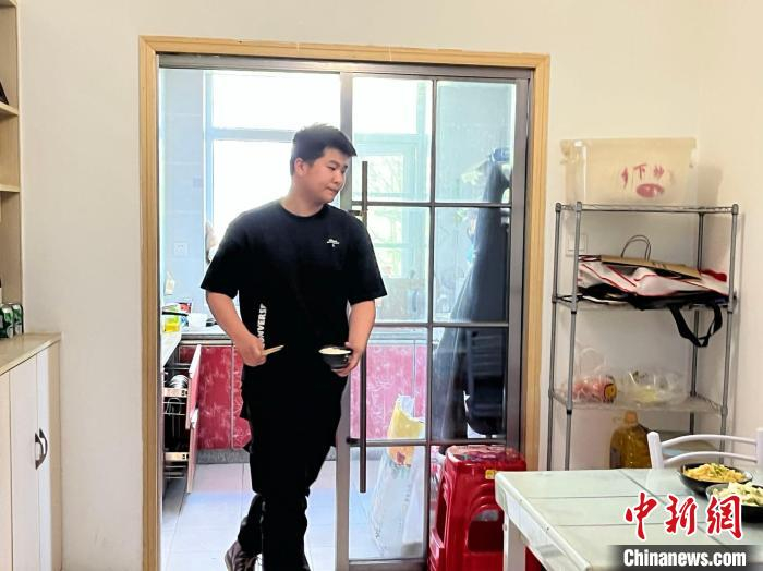 图为张蒙为奶奶准备午饭 武一力 摄