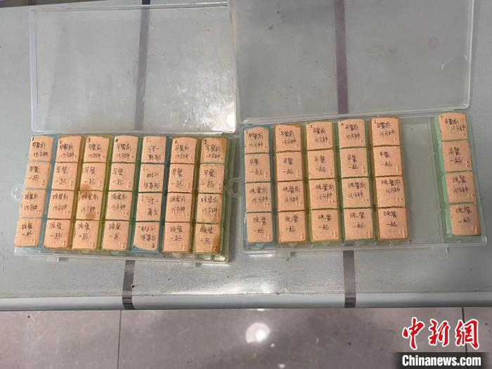 图为张蒙为奶奶准备的分隔药盒 武一力 摄
