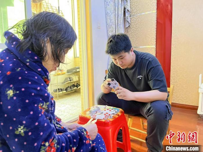 图为张蒙陪奶奶打花牌 武一力 摄