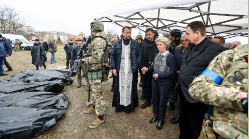 冯德莱恩与博雷利访问布恰，图自俄新社