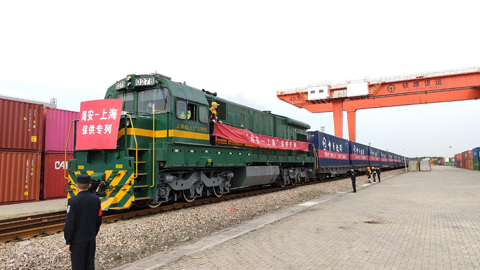 38车集装箱援沪物资从江苏海安发出 上海铁路局供图
