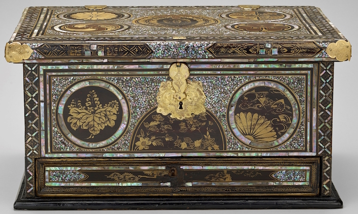 镶嵌着贝母的盒子