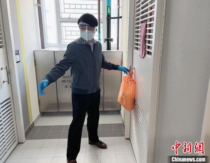 吴英鹏为染疫隔离在家的市民派送医疗物资。　受访者供图