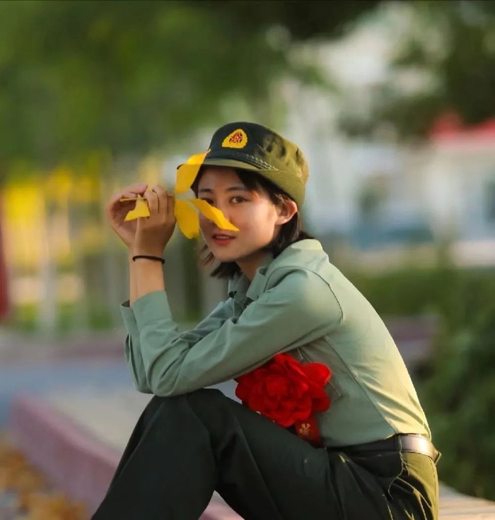 2018年-2020年名叫冯旭穿梭于漫天黄沙的戈壁滩的女兵这位身穿吉利服