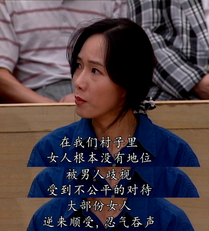 女受害人在法庭上讲述自己和母亲的遭遇。